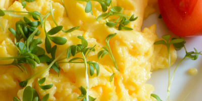 SCRAMBLED EGGS WITH TOMATO AND AVOCADO